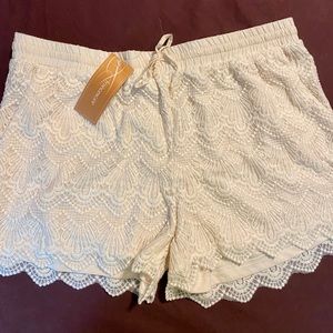 Francesca’s Scalloped Shorts (Off White)